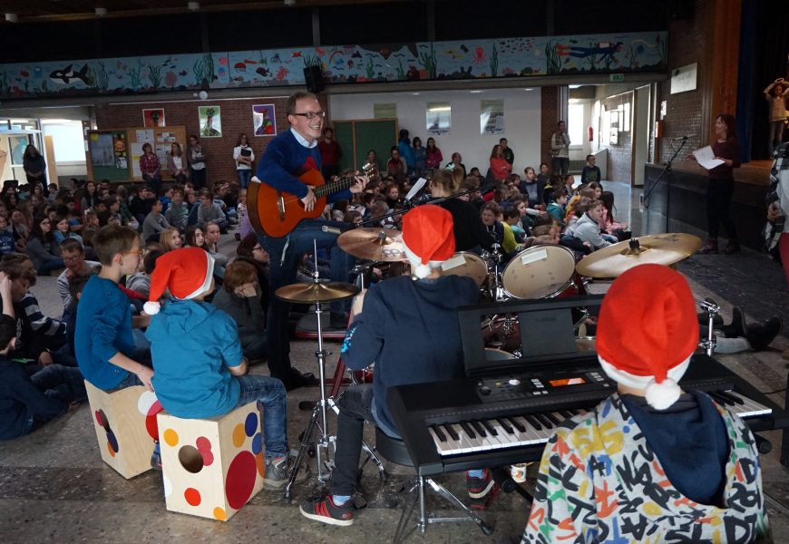 Weihnachtsschulversammlung an der GE Eifel mit buntem Programm