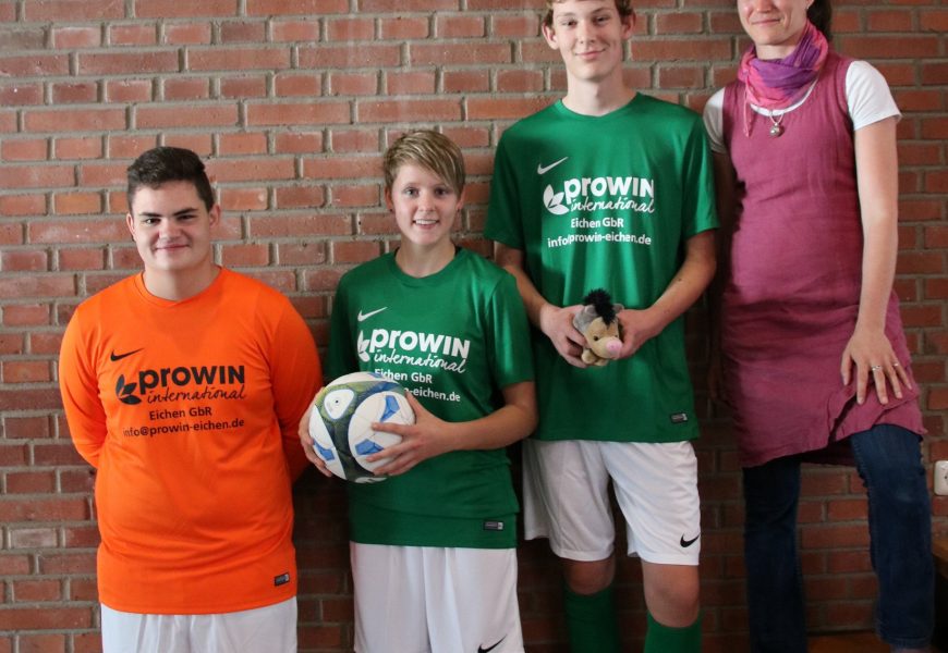 Neue Trikots für das Fußballteam der Gesamtschule Eifel Neue Trikots für das Fußballteam der Gesamtschule Eifel